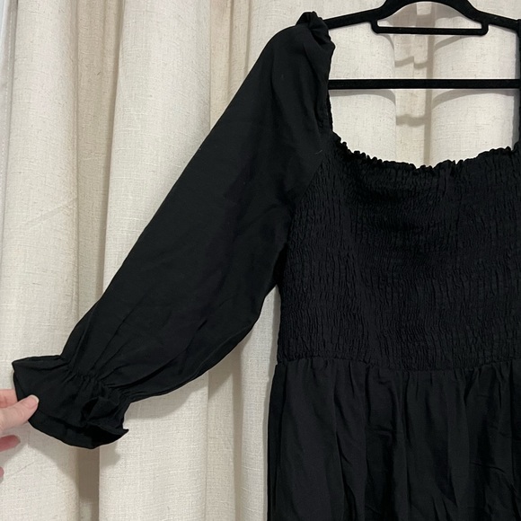 New Look - Curve textured shirred midi dress in black - Picture 4 of 6